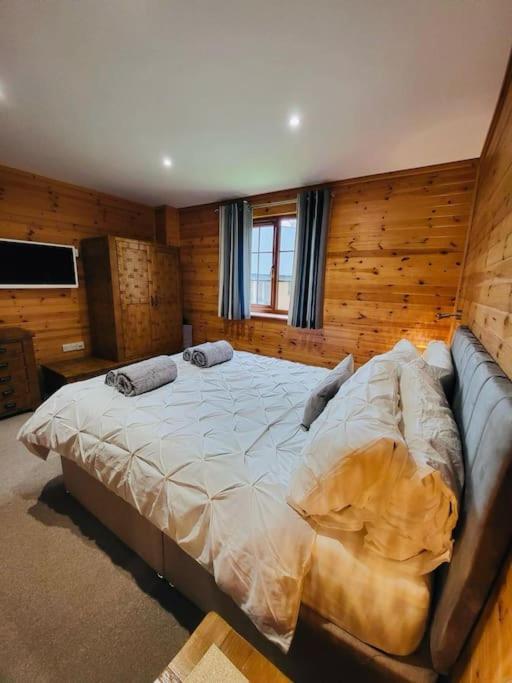 Artro Lodge Luxury 3 Bedroom, 3 Bathroom & Hot Tub ليانبيدر المظهر الخارجي الصورة